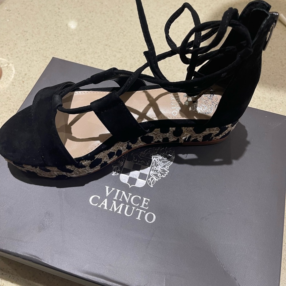 Brand new Vince comity sandals!